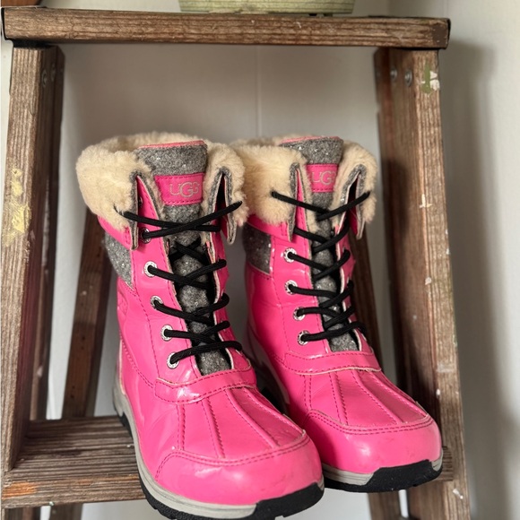 💖UGG Goran Pink Patent Duck Boots Youth Size 4 Shearling Lined 🩷Waterproof - Picture 3 of 10